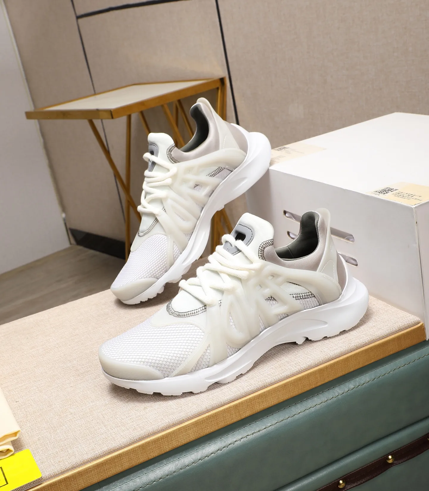 Men's Men's Shoes 💰800 Fendi Fendi's latest Tag series of men's casual mesh sports running shoes, originally purchased and developed, this Tag sneaker is a one-leg sneaker, made of black high-tech mesh material with gray neoprene details. Oversized FENDI lettering on the side and translucent rubber details. Light and flexible rubber running shoe soles, beautifully packaged at the delivery counter, customized breathable lining, original molded foam rubber outsole, sole thickness: 3.5CM! Size: 40-44 (customized at 39.45.46)